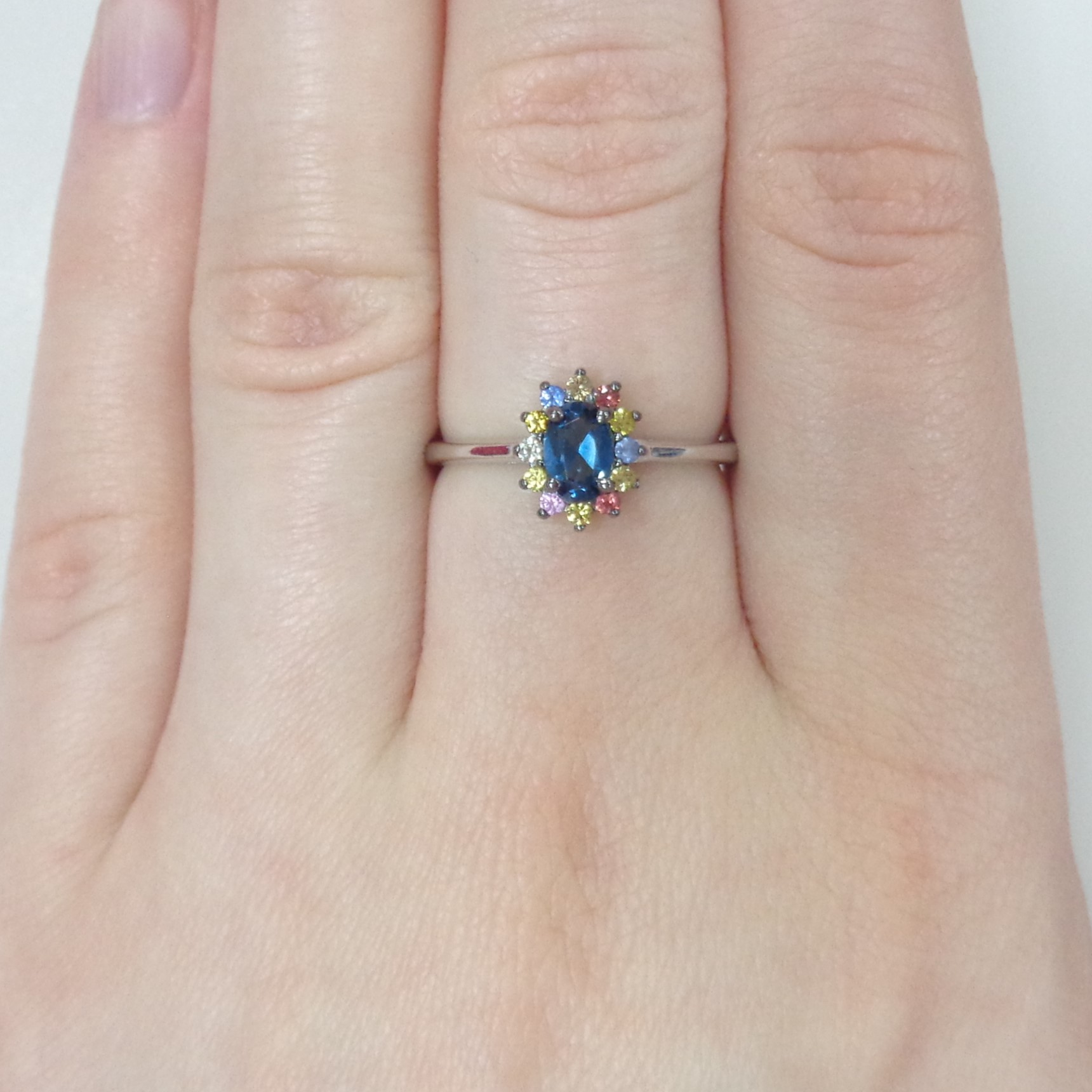 Серебряное кольцо с топазом Лондон и мультисапфирами